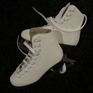 Kids Size 1 American iceskates white